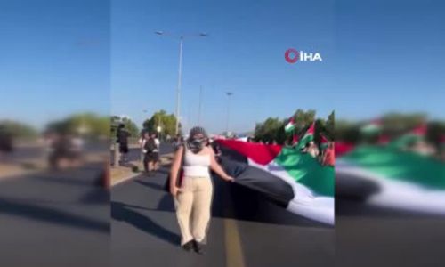 İsrailli turistleri taşıyan kruvaziyer gemisi Crown Iris,  protestolarla karşılandı