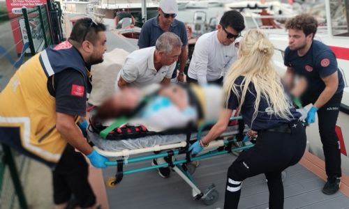 Tekneden düşen turist hastaneye kaldırıldı