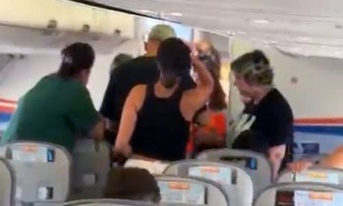Antalya Havalimanı'nda yolcular uçakta saatlerce bekledi, bagaj krizi yaşadı