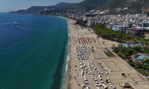Alanya'da  sahiller doldu taştı