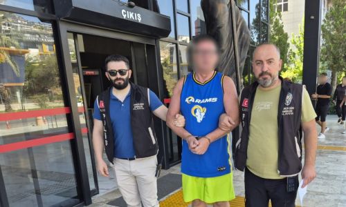 Alanya'da Türk bayrağına tüküren İngiliz turist tutuklandı