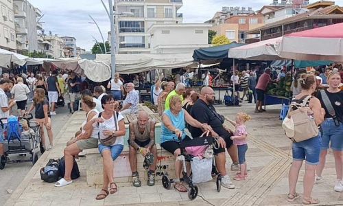 Semt pazarına turist akını esnafın yüzünü güldürdü