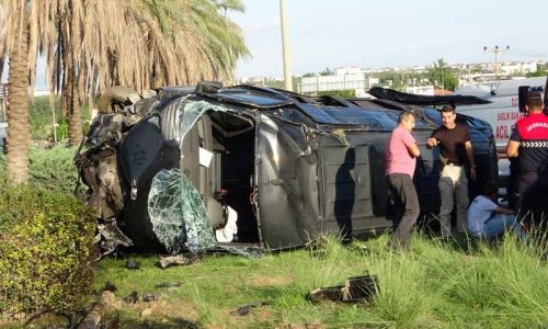 Antalya'da tur minibüsü, kamyonet ve otomobille çarpıştı: 8'i turist 15 kişi yaralandı