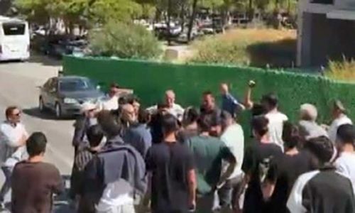 Otelden maaşlarını alamayan personel, müşterilerin çıkışına izin vermedi