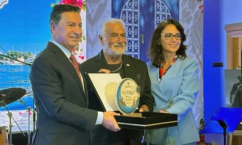 Ünlü sanatçı Fedon'a fahri turizm elçiliği beratı ve plaketi verildi