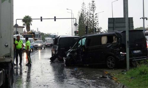 Kırmızı ışık ihlali yapan tır, VİP tur araçlarına çarptı: 2’si turist 3 yaralı