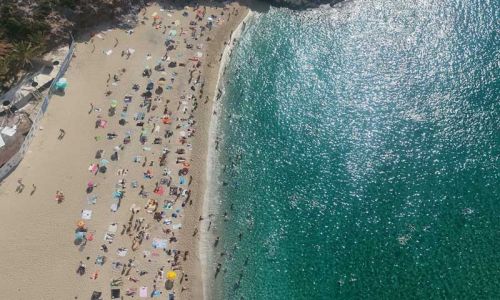 Antalya'da deniz ve hava sıcaklığı eşitlendi, plajlarda yoğunluk yaşandı