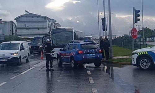 Antalya'da otel servisinin karıştığı zincirleme kazada 4 personel yaralandı